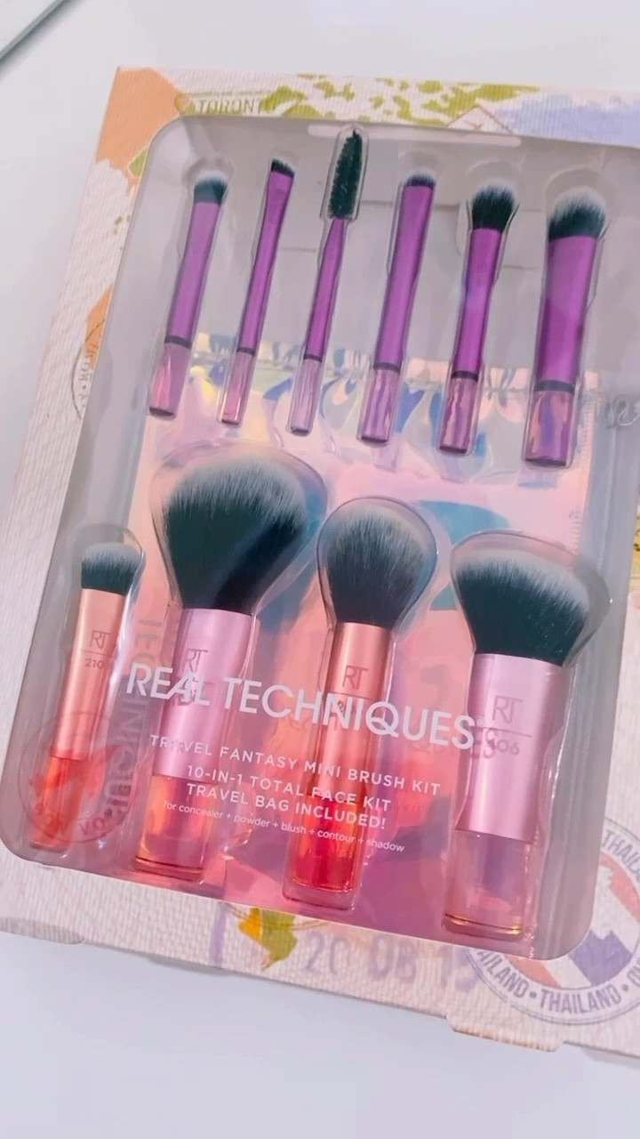 Promo desse kit de pincéis minis, na promo, é perfeito pra levar na necessarie e em viagens!!
Super completo com pincel pra todas as funções 😍 🩷
Sou apaixonada por pincéis e por produtos minis, e quando vi esse kit de pincéis da @realtechniquesbrasil não resisti 🩷🤏🏻
Sempre indico pra vocês os pincéis da Real Techniques são de excelente qualidade, super macios e duram muito se você cuidar direitinho, tenho vários e estão em perfeito estado, cuido muito bem deles!

O kit contém 10 pincéis
Real Techniques + Bolsa Travel Fantasy, um kit super completo em tamanho viagem, você consegue fazer uma make tranquilamente usando esses pincéis, dá pra levar pra qualquer lugar e deixar na sua necessaire! 

Kit Best 10 Mini Pincéis com Travel Bag inclui:

✨ RT #210 Para aplicar corretivo
✨ RT #407 Pincel Multiuso para pós: Pó Facial, Blush, Iluminador, Bronzer
✨ RT #206 Pincel para base ou contorno
✨ RT #406 Produtos líquidos ou cremosos: Contorno ou Blush
✨ RT #308 Pincel médio para esfumar produtos em pó ou cremosos
✨ RT #313 Pincel para delineado
✨ RT # 343 Pincel para Sobrancelhas
✨ RT #332 Pincel de Esfumar
✨ RT #301 Pincel de Esfumar
✨ RT #307 Pincel para aplicar sombra
✨ Necessaire de Maquiagem 

#LTKpromo #LTKbeleza #LTKbrasil