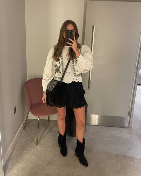 FESTIVAL STYLING with River Island
Size 8 in the skirt
Size 10 in the blouse
Size 10 in the waistcoat
Cross-body bag
Cowboy boots

F


#LTKsummer