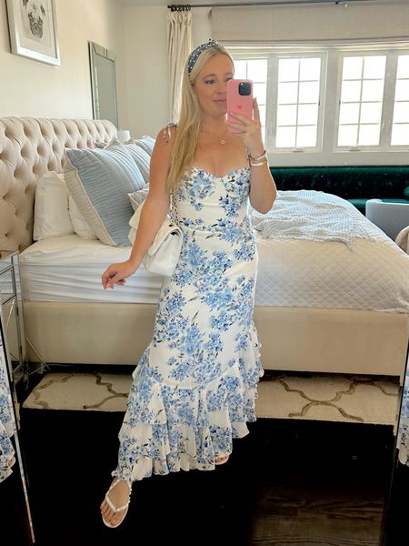 Fitted maxi dress with blue and white print.  

If you have a trip planned to Italy or South of France , this would be perfect!

The chest area is a bit smaller, so probably wouldn’t recommend if you have a larger chest. 

I say fits tts.  For cleaning, I was able to wash on delicate and then air dry & dress was perfect. Fabric is slightly dressier. 

Bridal shower