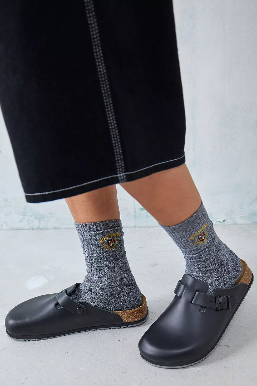 Birkenstock – Clogs „Boston“ in Schwarz aus Leder | Urban Outfitters (EU)
