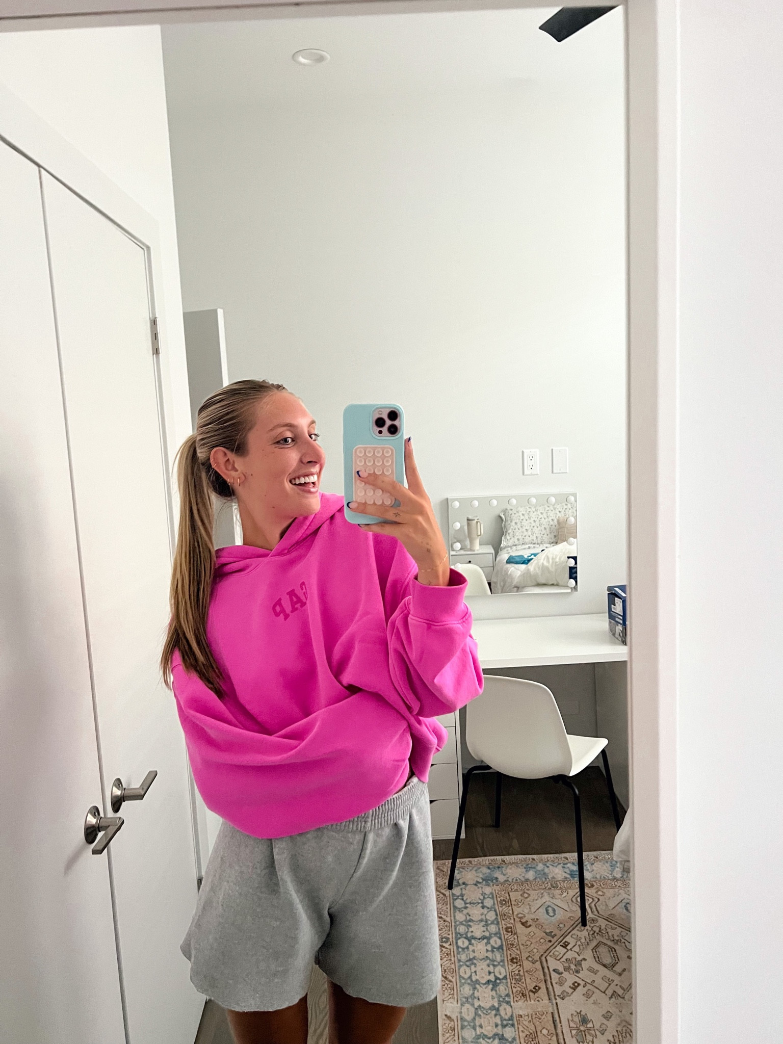 cozy pink hoodie 💕💕💕
size: medium 