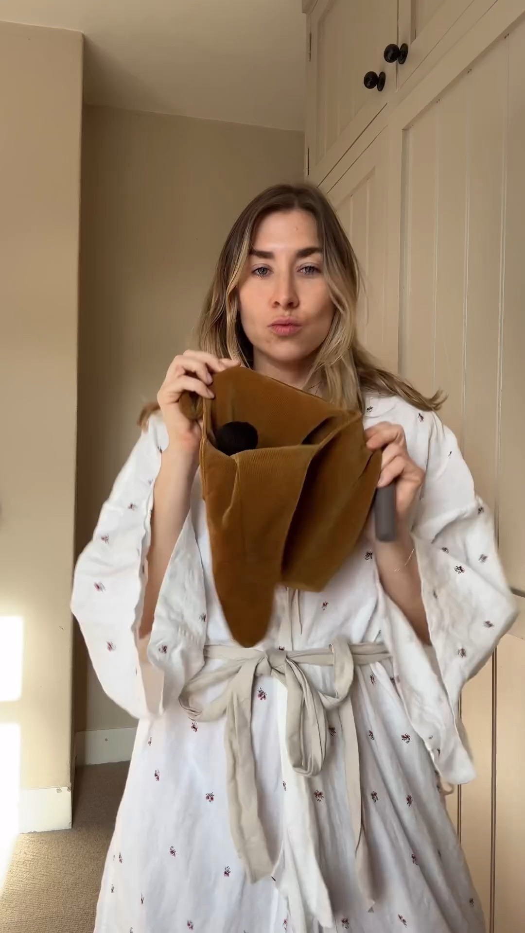 An easy, everyday natural, minimal make up look using my favourite products. All linked here! Some are oos but they come back pretty quickly :) 

Products used: 
@merit the minimalist in sand * 
@victoriabeckhambeauty contour stick in marble 
@chanel.beauty baume essentiel glow stick in transparent
@merit flush balm in fox * 
@charlottetilbury Hollywood complexion brush
@victoriabeckhambeauty bronzer brick n2
@chanel.beauty blush brush 
@trinnylondon eye2eye in wisdom (unable to link so I’ll share on instagram)
@chanel.beauty eyeliner 934 brun agapé
@refybeauty brow sculpt
@charlottetilbury airbrush flawless finish in fair
@victoriabeckhambeauty mascara 
@paiskincare rosehip oil
@thehayoumethod gua sha
@deijistudios robe

#LTKfindsunder50 #LTKeurope #LTKbeauty