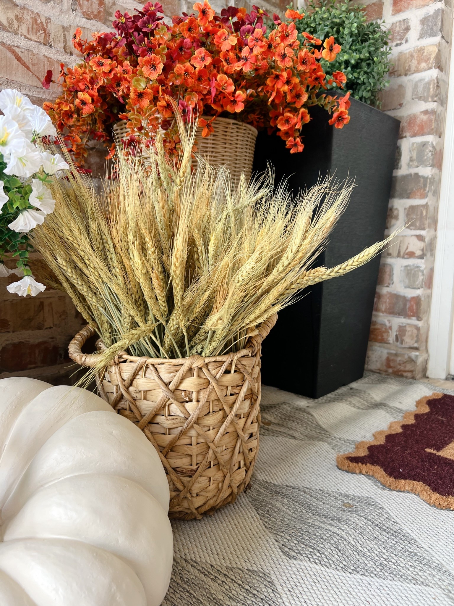 Fall decor #frontdoordecor #falldecor 

#LTKHome #LTKSeasonal