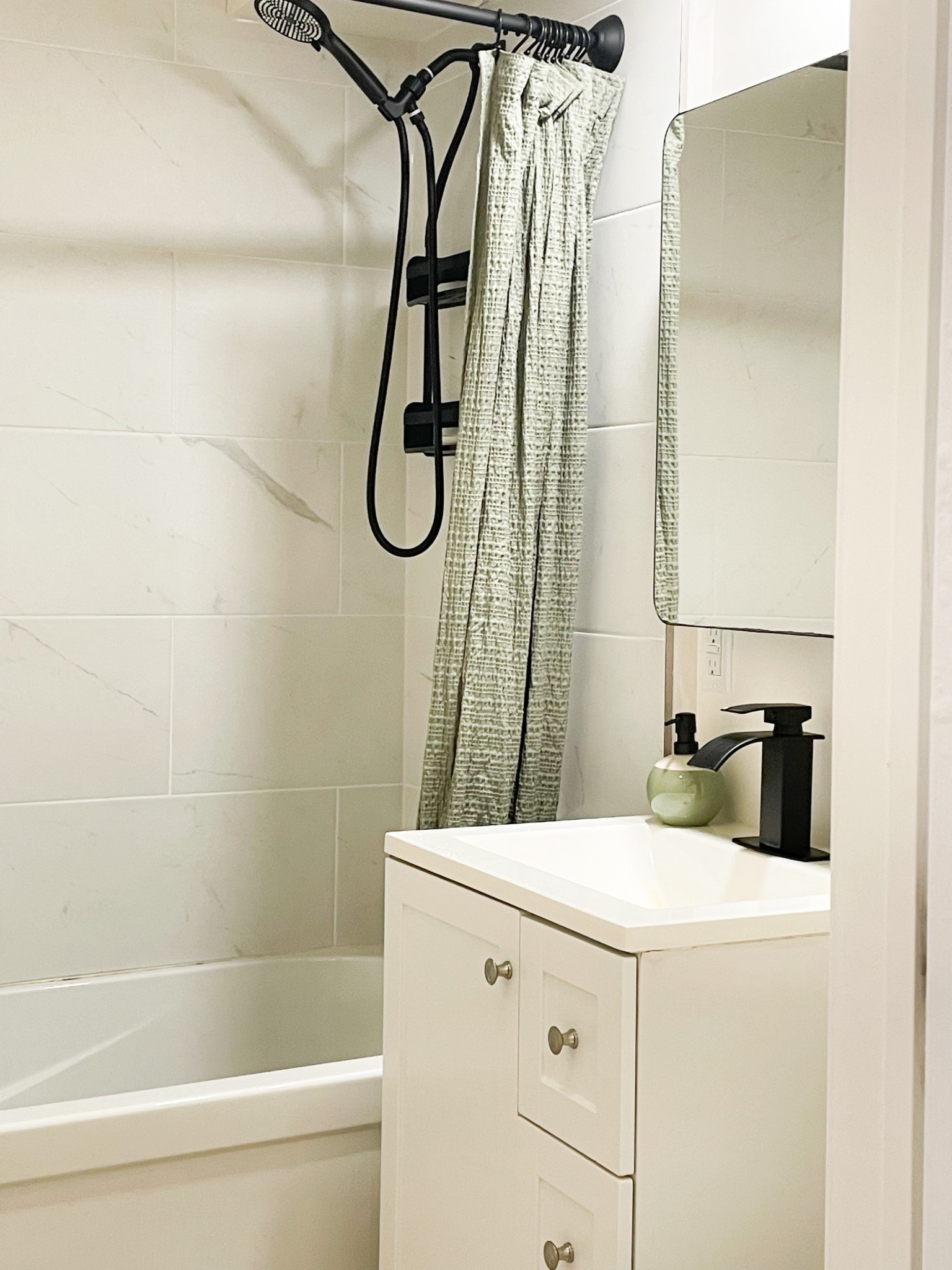 Green accents in my bathroom…Xo

#brittabode #home #minimalism #bathroom #decor #interiorstyle 

#LTKhome