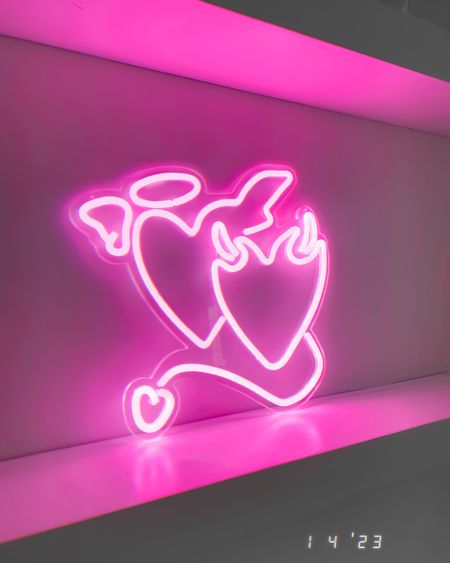 Grabbed this last year and it’s back!! A fun and affordable neon sign for Valentine’s Day!! Looove the cute and edgy twist on heart decor. Under $35!!

Valentine’s Day, Amazon finds, home decor, Valentine’s Day decor, Amazon neon sign, heart neon, pink neon sign,  Valentine’s Day neon 

#LTKhome #LTKunder50 #LTKFind