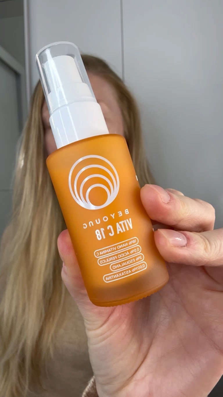 Você já usa Vitamina C na sua rotina de Skincare? 

Para ilustrar esse post sobre os benefícios da Vitamina C na rotina de skincare, trago para vocês um produto de uma marca já bem conhecida, o Sérum Vita C 18 da @beyoung 

🤗 Benefícios VITA C 18:

- Sérum com 3x mais ação antioxidante
- Previne o envelhecimento
- Reduz linhas finas 
- Pele mais uniforme
- Pele macia 
- Pele iluminada.

A Vita C 18 promete resultados reais e visíveis já nos primeiros dias de uso.

A textura é leve e foi desenvolvida para todos os tipos de pele. 

Possui uma fórmula equilibrada e não comedogênica, garantindo uma experiência segura e eficaz.

👉🏼 ATIVOS PRINCIPAIS

18% Nano Vitamina C (tecnologia que não permite oxidação da fórmula)
3% Esqualano
0,5% Ácido Ferúlico
0,001% Astaxantina

👉🏼 Onde usar?
Rosto, pescoço e colo.

👉🏼 COMO USAR?
Uso diurno
Aplique antes do protetor solar

Com a pele limpa e seca, acione a válvula duas vezes e aplique o produto massageando suavemente até completa absorção. 

🏷️ MICHELEBOTAN10



#LTKbrasil #LTKbeleza