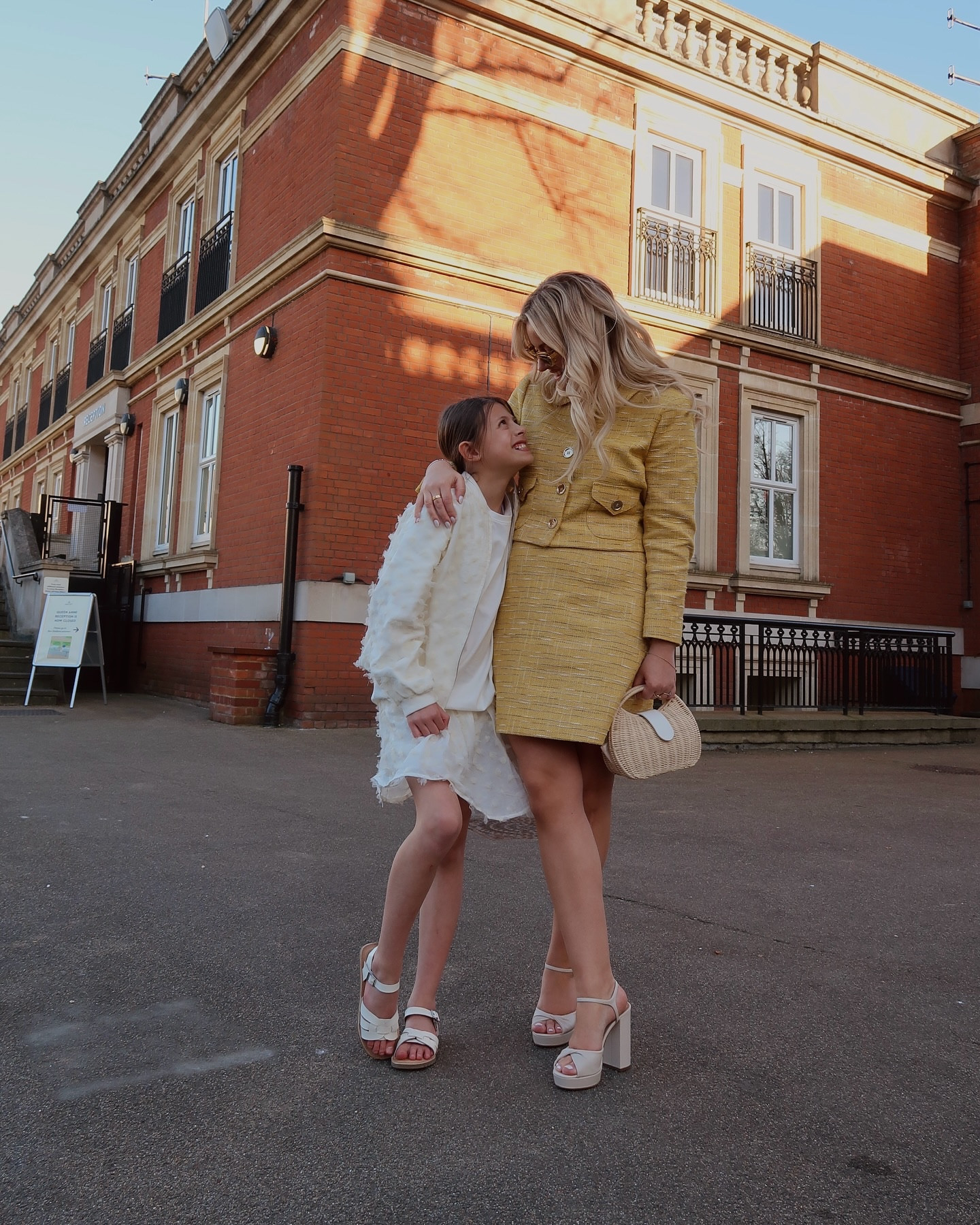 A very gorgeous sunny day with my girl for family day at @ascotracecourse yesterday. 
Ended it with a takeaway and mufasa on the sofa. 
And I came home with all my toenails 🦶🏼 
My outfit head to toe @lkbennettlondon pr