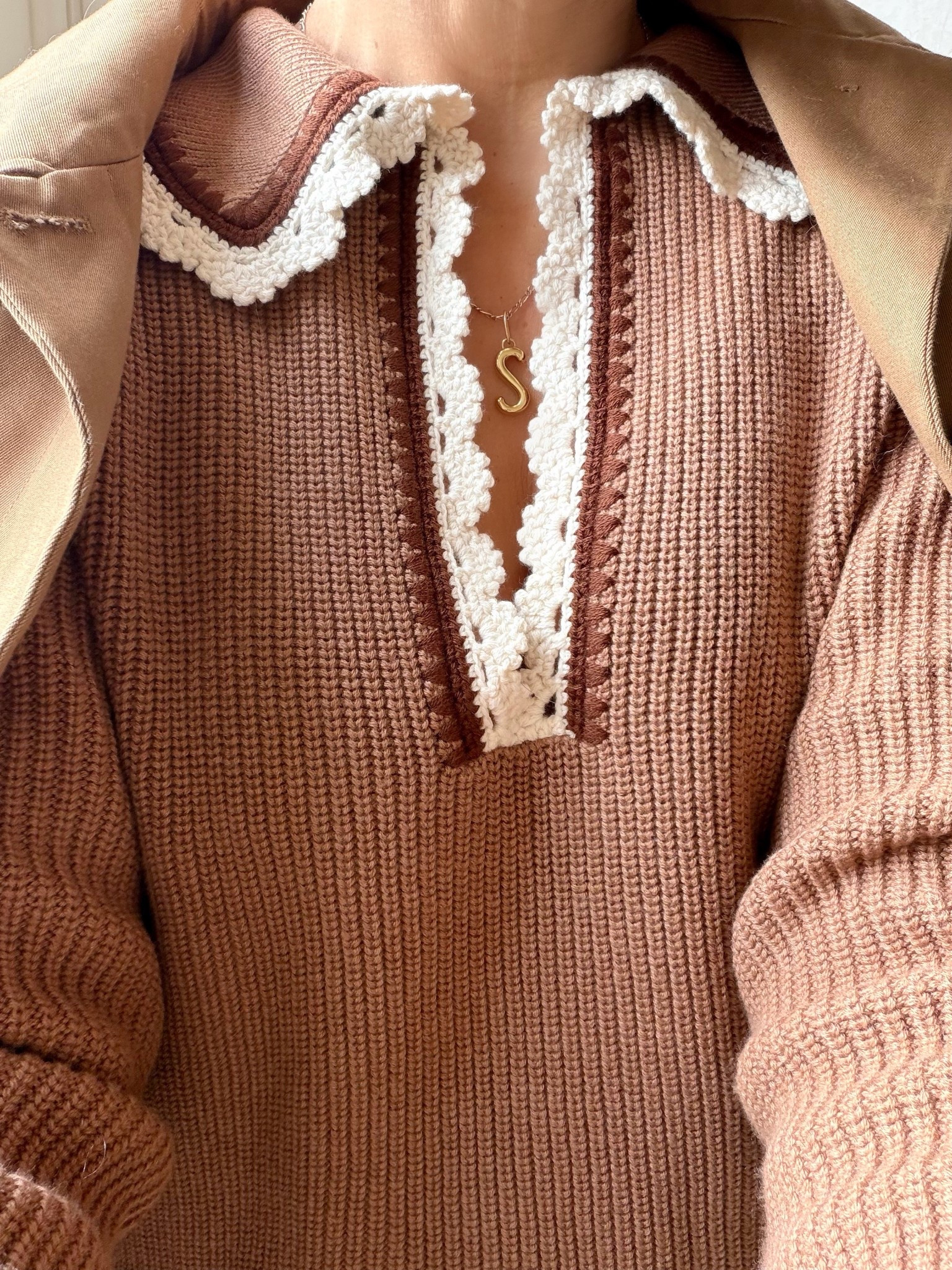 Pullover mit Häkeldetails am Kragen + Buchstaben-Charm 

#LTKdeutschland #LTKstyletip #LTKeurope
