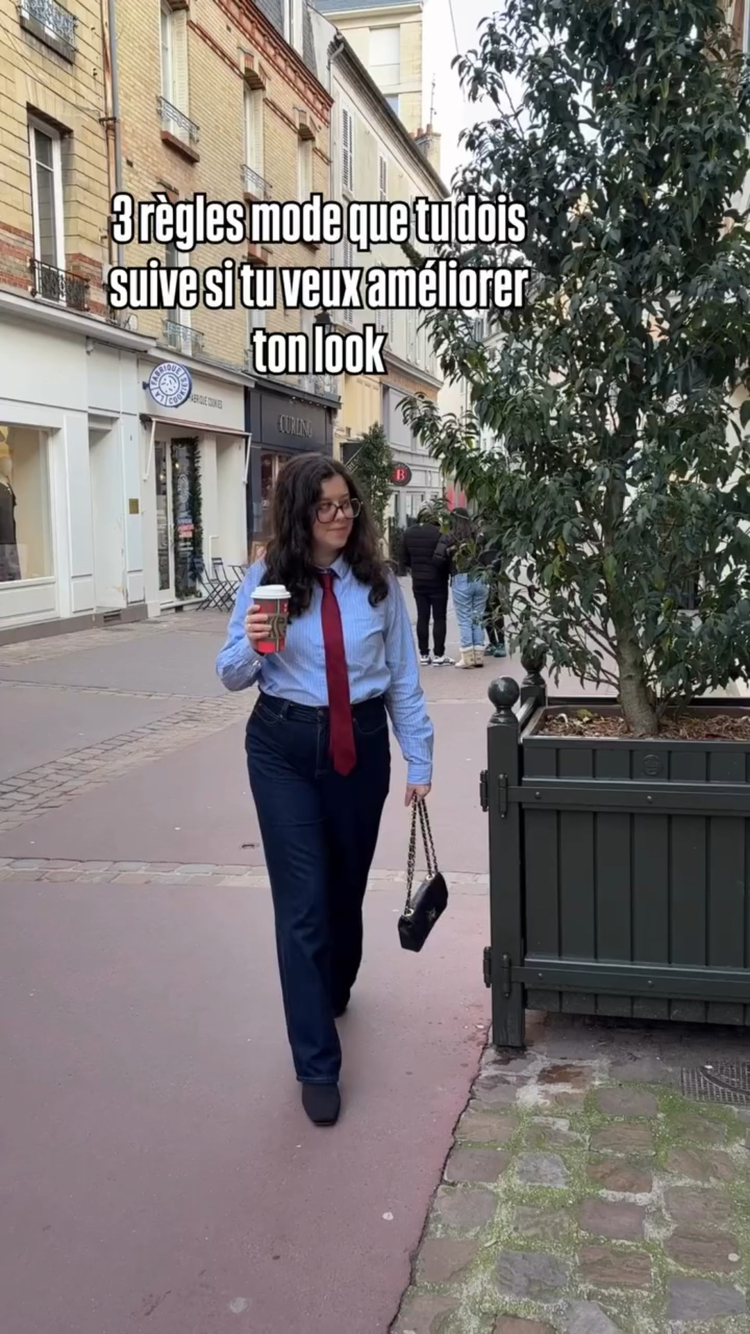 3 règles mode que tu dois suivre si tu veux améliorer ton look

1️⃣ Connaître ton corps -> Que ce soit ta morphologie, ton kibbe body type ou ta colorimétrie, bien te connaître te permet de savoir rapidement ce qui te met en valeur.
2️⃣ Investir dans des basiques -> Je ne le répéterai jamais assez : un bon dressing se construit autour de basiques. Ce sont eux qui te permettent de composer des tenues facilement, au quotidien.
3️⃣ Comprendre la règle des proportions et des contrastes-> Une pièce près du corps en haut, une pièce plus large en bas (et inversement). Avec cette règle simple en tête, tu peux jouer avec ton style tout en gardant un look équilibré.

✨ Si tu veux aller plus loin, commente “BA-BA de la mode” et je t’enverrai mon article complet avec toutes les bases à connaître.

#LTKstyletip #LTKwinter #LTKmodest