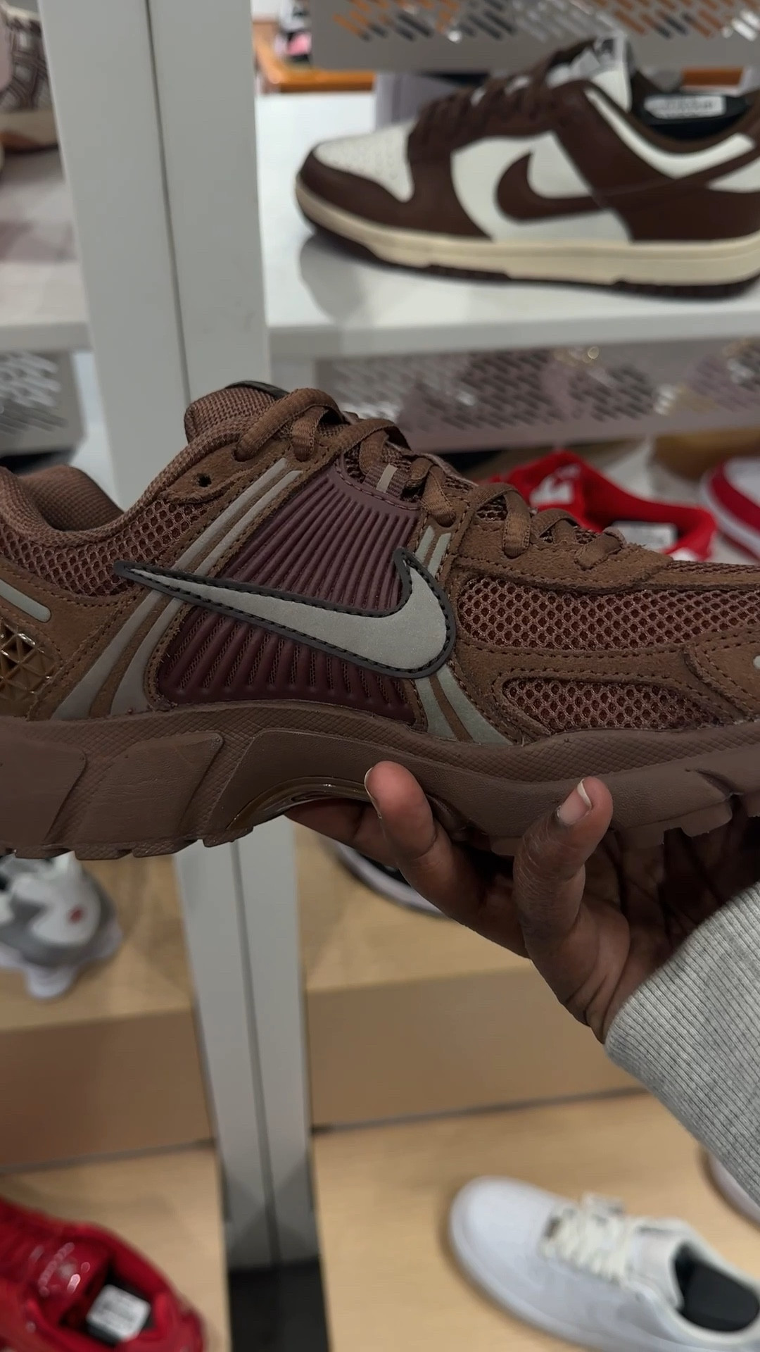 What girl does love chocolate 🍫!! My new obsession is chocolate brown 🤎🤎

#Nike #Vomero5 #Sneakers 

#LTKActive #LTKfitnessgoals #LTKValentine