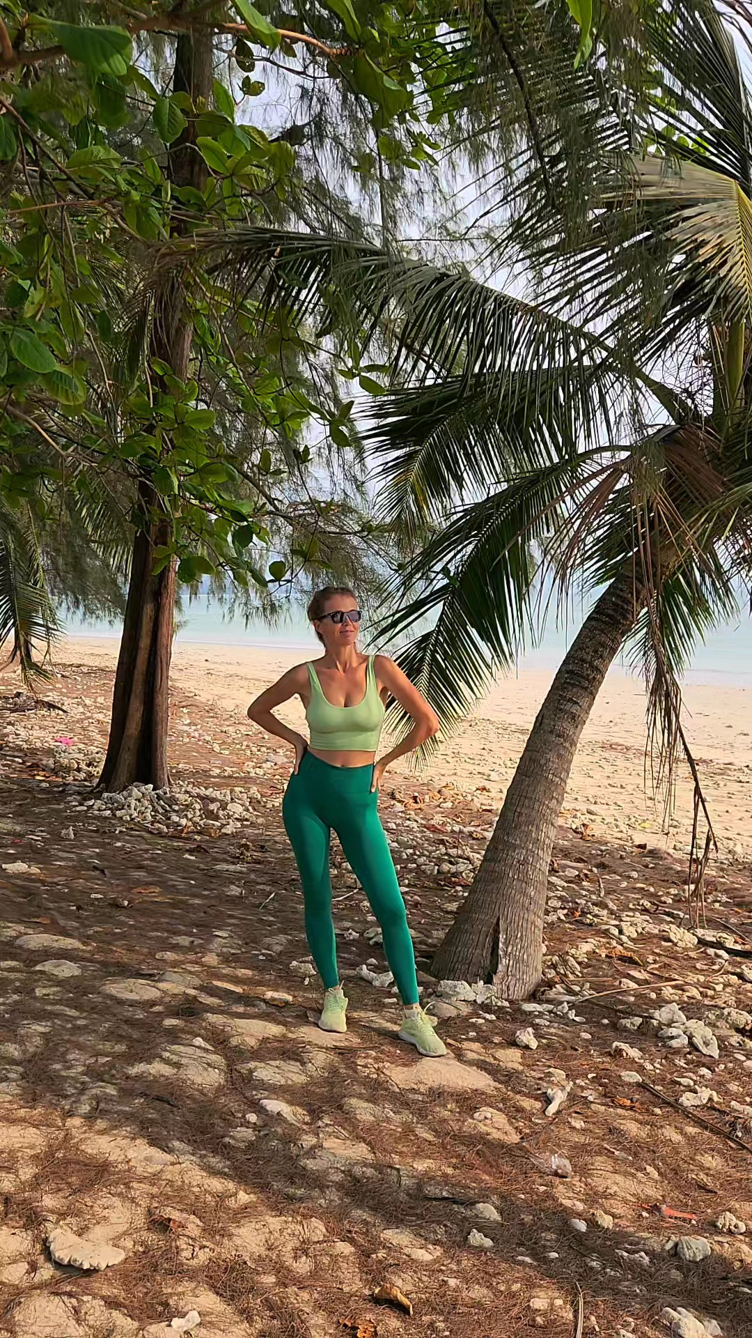 One of my favorite workout outfits lately 💚Black and green leggings paired with a light green top and my Reebok sneakers. I love this mix of different green shades — it feels fresh, sporty, and perfect for workouts.Linked in my LTK ✨#ltkactive #workoutstyle #activewearlook 

#LTKootd #LTKfitnessgoals #LTKmorningroutine