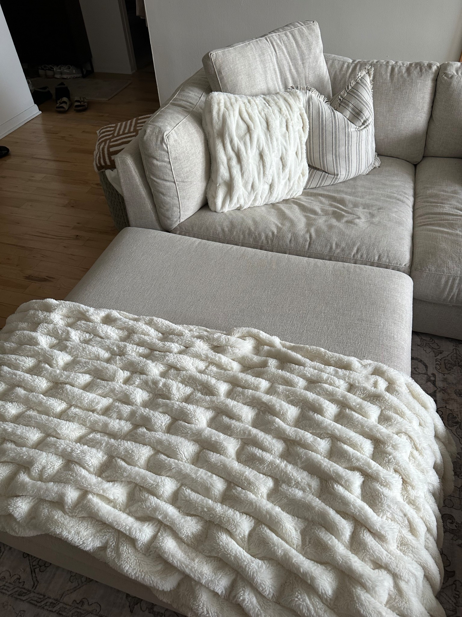My favorite throw and pillow set! So thick, soft & fluffy! Makes for a perfect gift!

#LTKSaleAlert #LTKHome #LTKGiftGuide