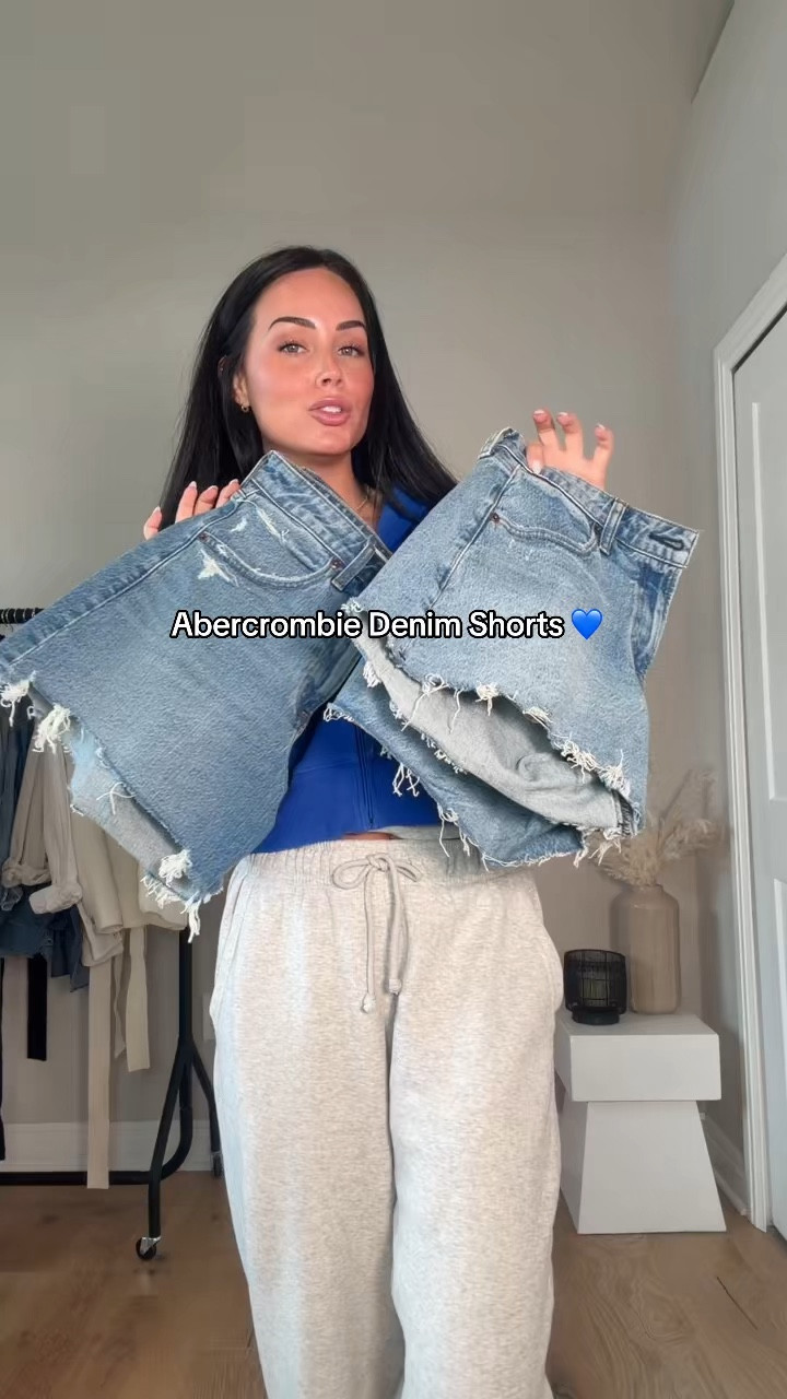 The best denim shorts!!! 

My sizing 5’7, 145lbs, 32dd
I’m wearing size 27 curve love 


@abercrombie #denimshorts #jeanshorts #summershorts #springbreakoutfits #abercrombieshorts 
