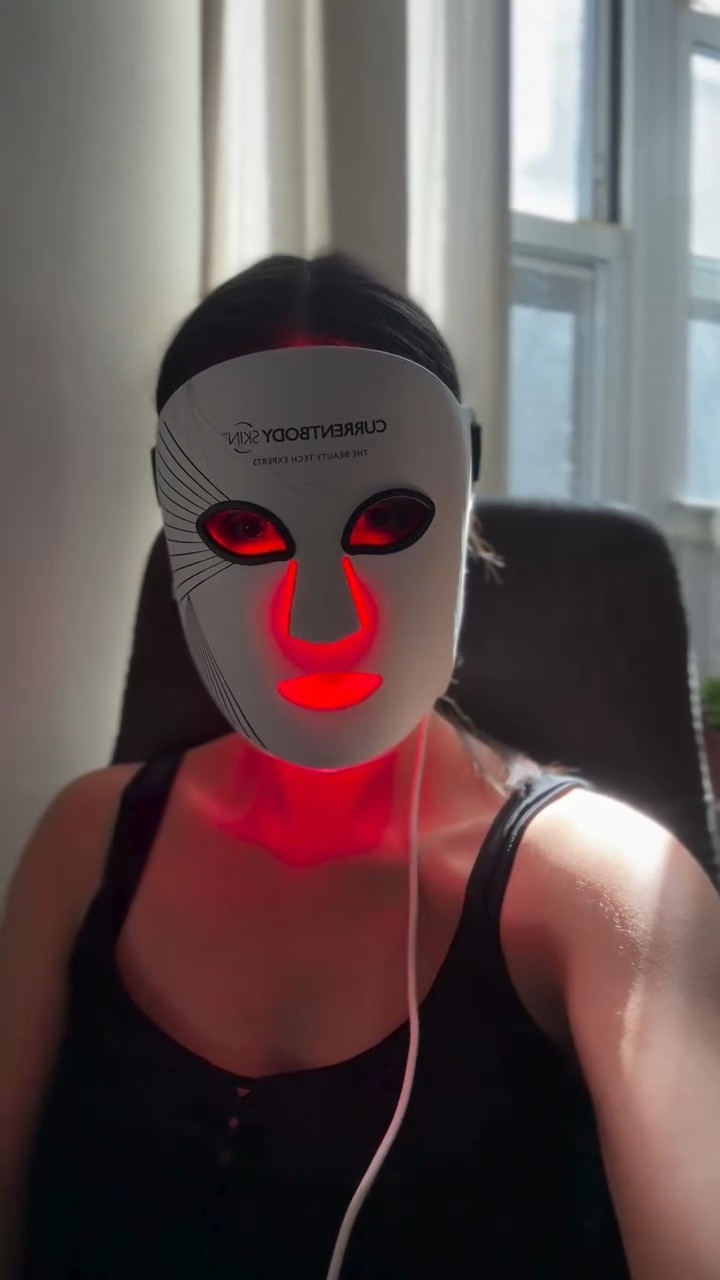 The new @currentbody LED Red Light
Therapy Face Mask Series 2 is everything you want from a red light therapy mask and more.

Read my full review on GREENBOOTLIFE.com/ blog (in bio!) 

Use code GREENBOOTLIFE for 10% off Currentbody.

Would you try it?

#redlighttherapy #currentbodyledmask #ledmask #antiagingtips