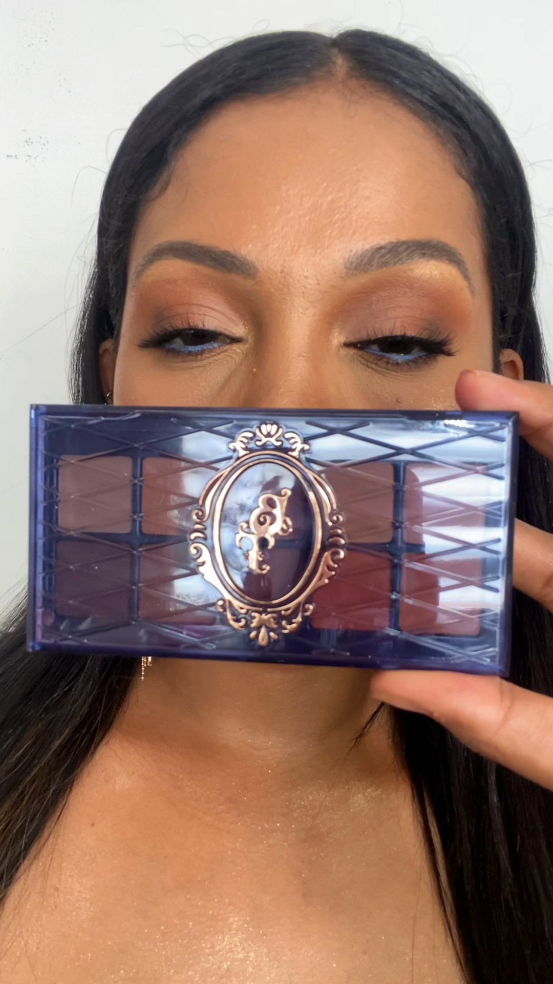 A BT Transition é uma paleta de sombras com 10 tonalidades de marrom e seus variados subtons. Nuances perfeitas para a transição do esfumado para maquiagens neutras super elegantes e sofisticada. 

As sombras possuem acabamento matte aveludado e formulação rica em microesferas e pigmentos micronizados e hidratantes que conferem ao produto uma textura macia e suave que não marca a textura da pele, que facilita a aplicação.

#MesDasMaesLTK

#LTKhome #LTKbrasil #LTKbeauty