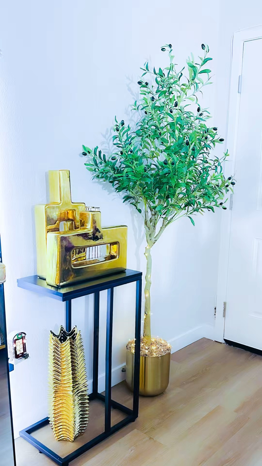 This Vegan Olive tree is surprisingly tall enough for this #cornerofmyhome … and I have my eyes on a large ceramic planter/pot that I have to get, but this small gold planter will have to do for now. 🌴 what do you guys think?!


#diy #olivetree #glamchristmasdecor

#LTKStyleTip #LTKHome #LTKSaleAlert