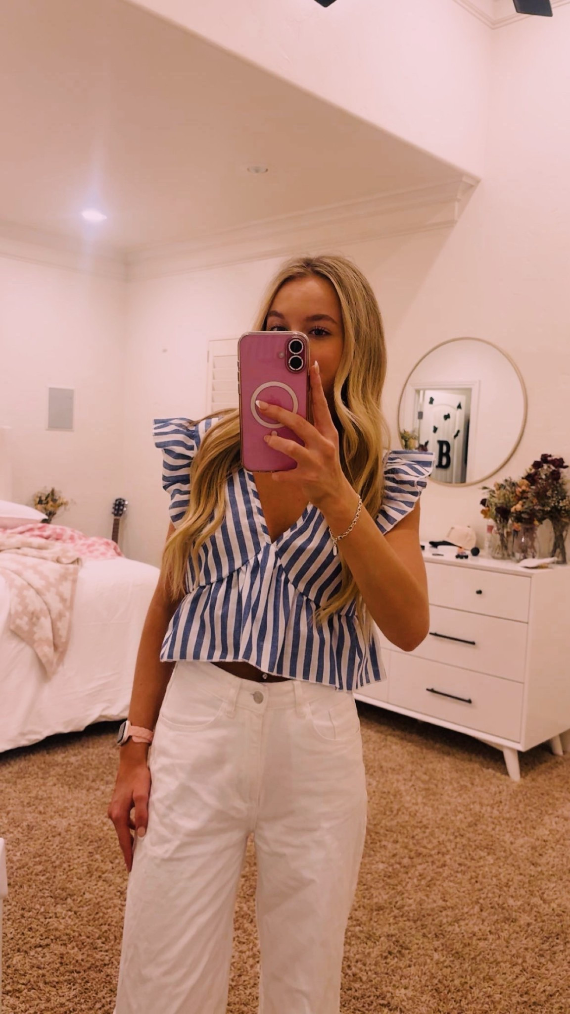 •shein striped top size xs
•white ae jeans
