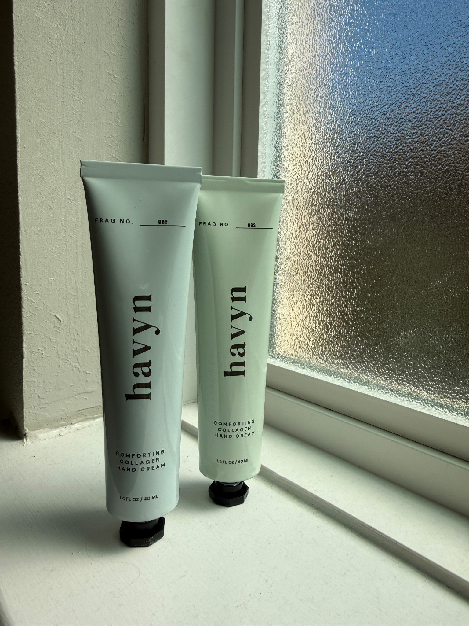 A hand cream that actually checks all the boxes 👏
✔️ allergen-free fragrance ✔️ non-greasy cushion texture ✔️ vegan collagen for skin elasticity
I’ve been using @havynco hand cream and it just launched at Anthropologie.
If you have sensitive skin but still love a good scent, this one is worth trying.
@havynco @anthropologie #newskincare #sensitiveskin #anthropologie