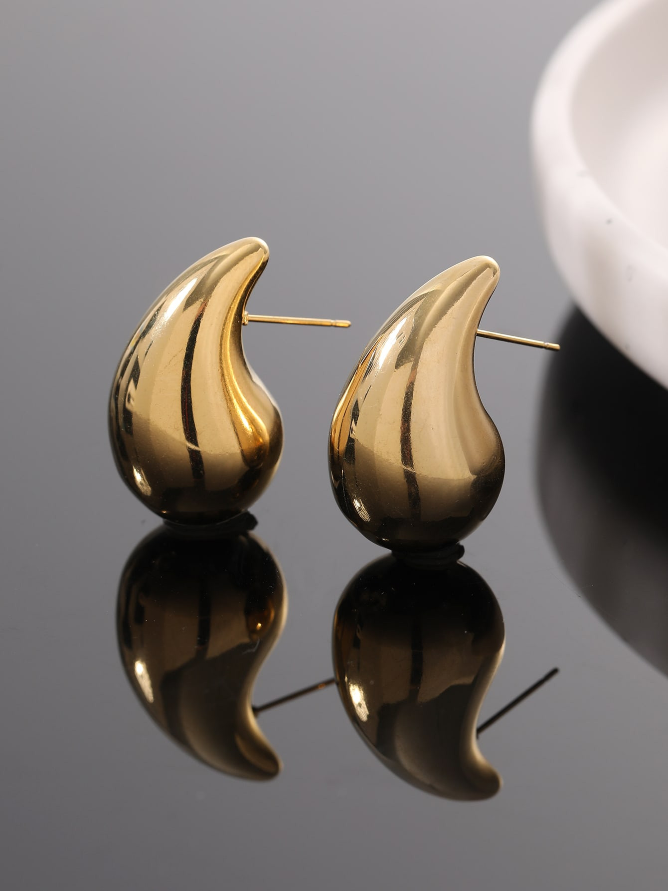 1pair Fashionable Lightweight Teardrop Shaped Stud Earrings | SHEIN