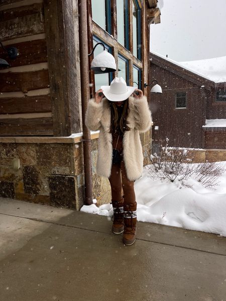 Mountain chic or country mob wife - call it how you want 😆😎 This outfit was a hit so I had to share!

Fur coat, moon boots, country style, mountain chic, boots, fur, cowboy hat, bag 



#LTKMostLoved 

#LTKshoecrush #LTKtravel #LTKSeasonal