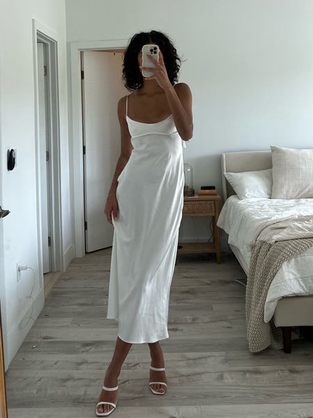 engagement party dress option🤍💍👰🏽‍♀️

dress: zara (code 2662)
White heels: zara 