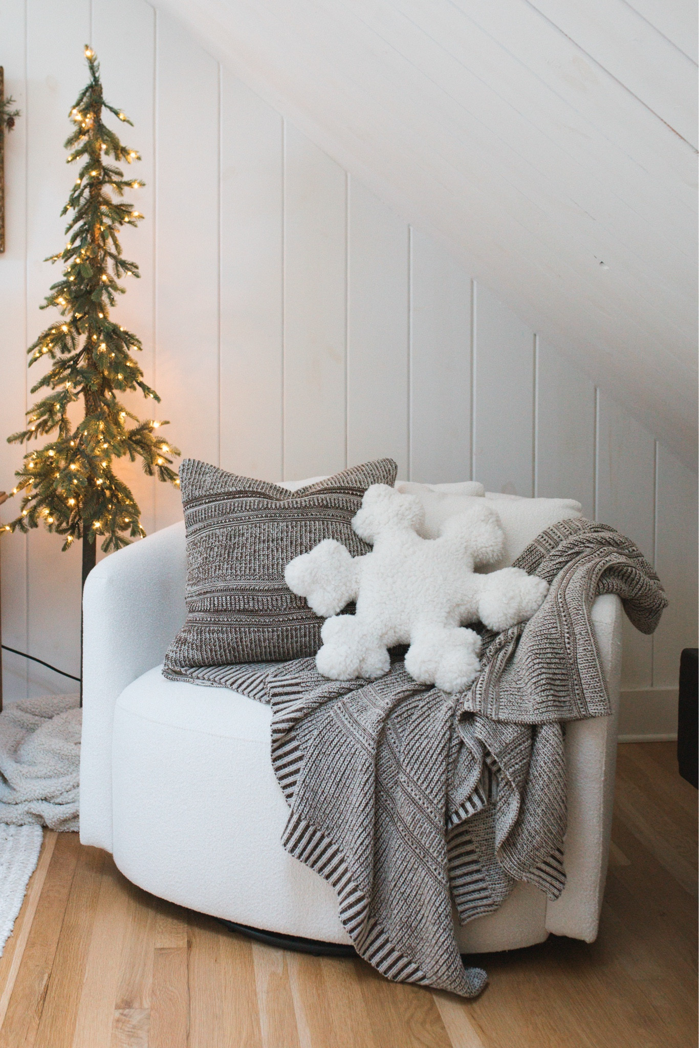 Christmas bedroom details ✨🎄 #christmasbedroom #christmashome

#LTKSeasonal #LTKHoliday #LTKHome