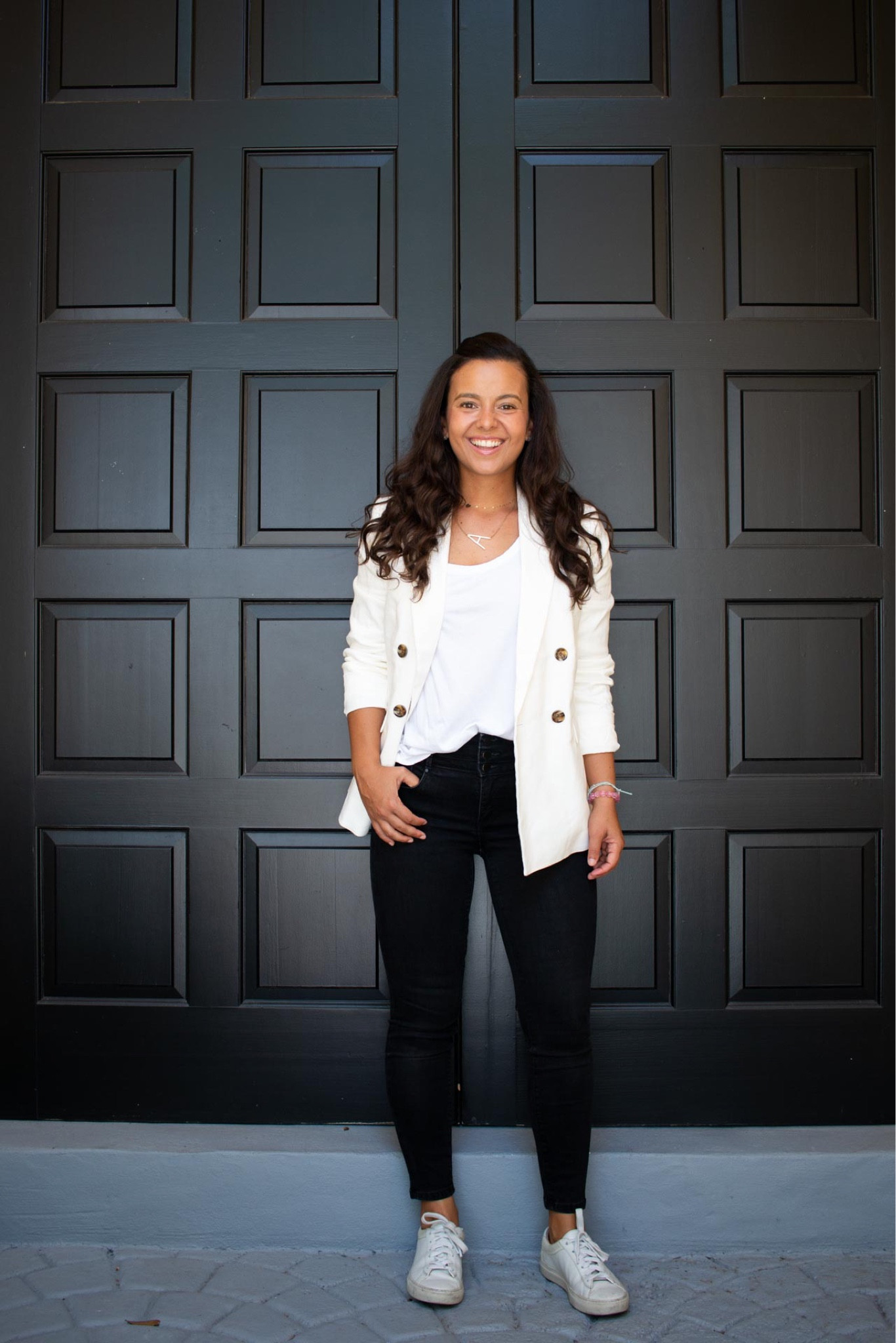 A little variation of the previous look with a white blazer. This time with a white t-shirt and the classic white sneakers. It never fails! This is a great way to dress casually but looking stylish.

#LTKstyletip #LTKxNSale #LTKunder100