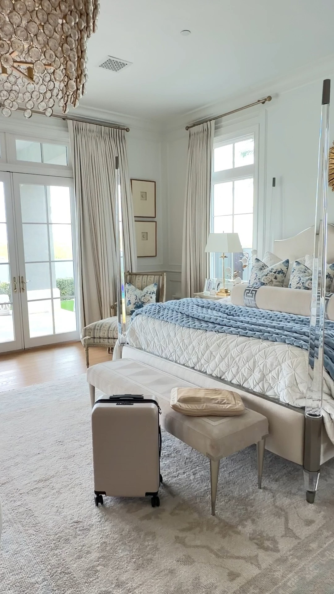 There’s something about a fully coordinated travel set. My @OneQuince carry-on, compression cubes, structured tote, matching backpack, and the little details like luggage tags and pouches — it’s organized without trying too hard. Clean, neutral, effortless.

#quincepartner


#LTKdayinmylife #LTKTravel