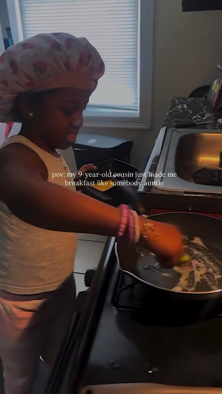 I shared this on my stories first and some of yall was like where y’all find a 9-year-old cooking like this… baby THE HOOD 😂😭 she made her eggs & sausage, then made me eggs with apples on the side because she know I don’t eat pork 🥹❤️ when ppl ask do I miss jersey I miss moments like this with my family 
.
.
#blackfamilies #kidscooking #cousinlove❤️ #jerseycity #dayinthelifevlog