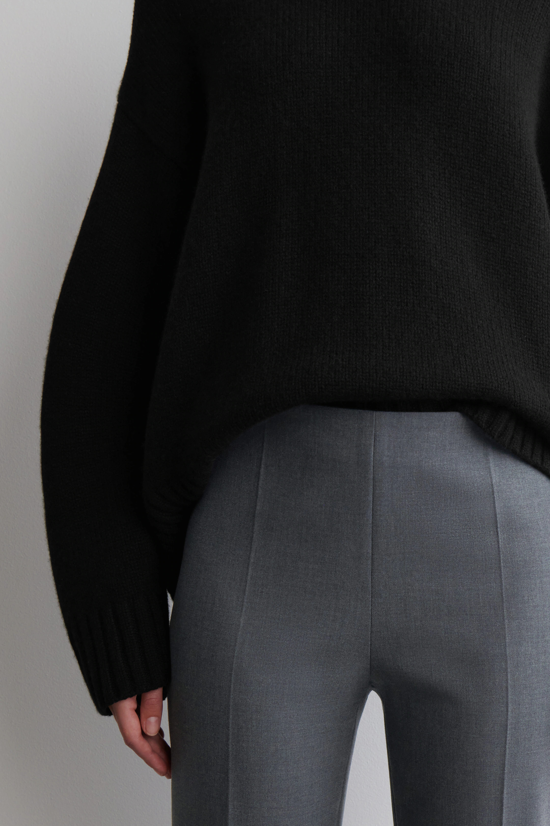 KÜRZERE HOSE MIT SCHMALEM BEIN - GRAU MELIERT | COS DE | COS (EU)