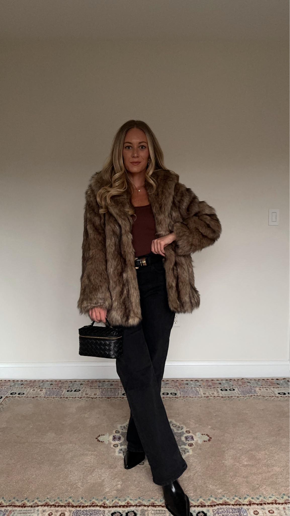 Fall / Winter faux fur fit 🐻 wearing medium in coat

Neutral fit, Black Friday sale, cyber sale, Thanksgiving fit, winter coat, everyday style 

#LTKStyleTip #LTKCyberWeek #LTKItBag