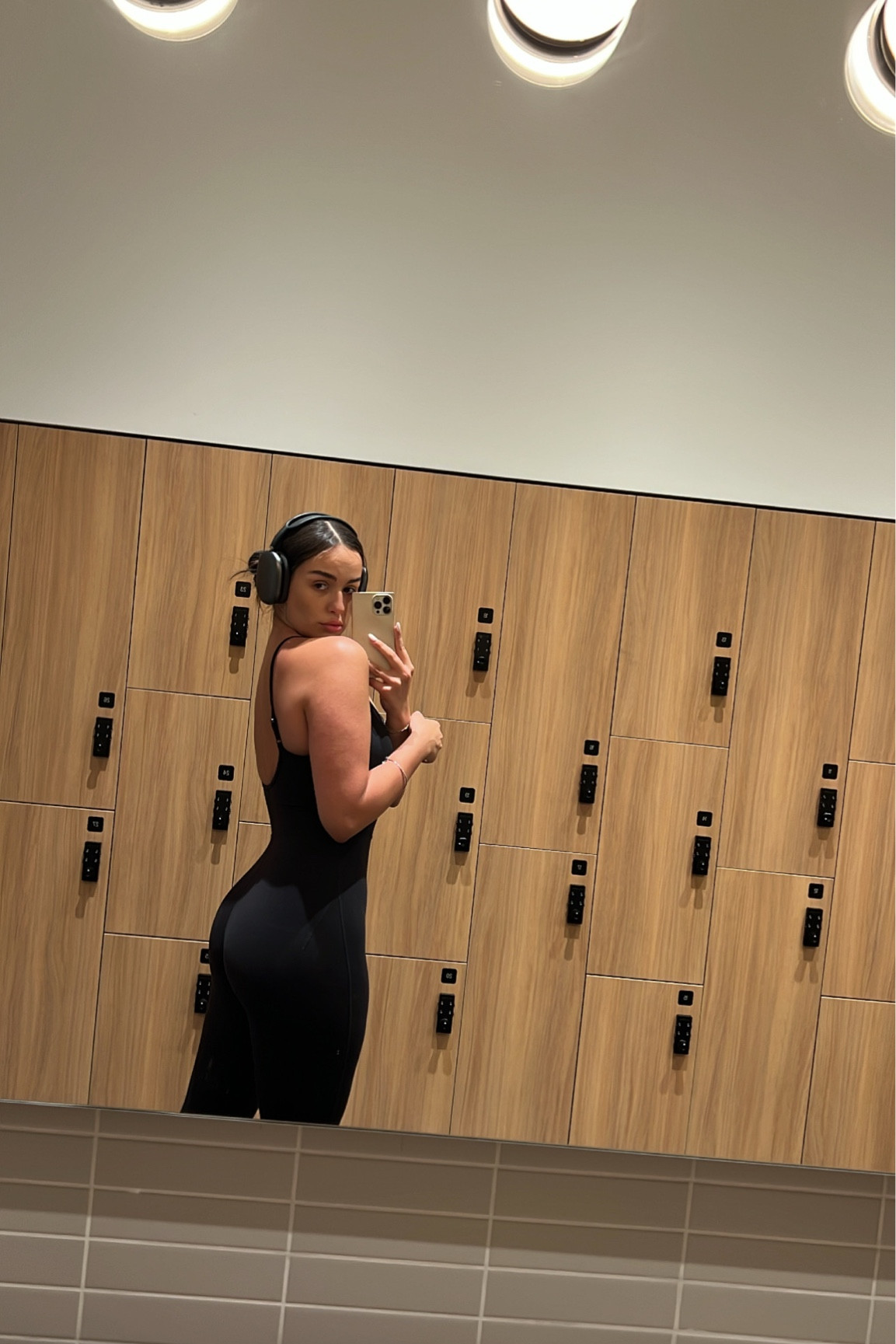  aritizia workout jumper - I got a small and it snatches. They are having a sale but peep this dupe I found on Amazon 🖤