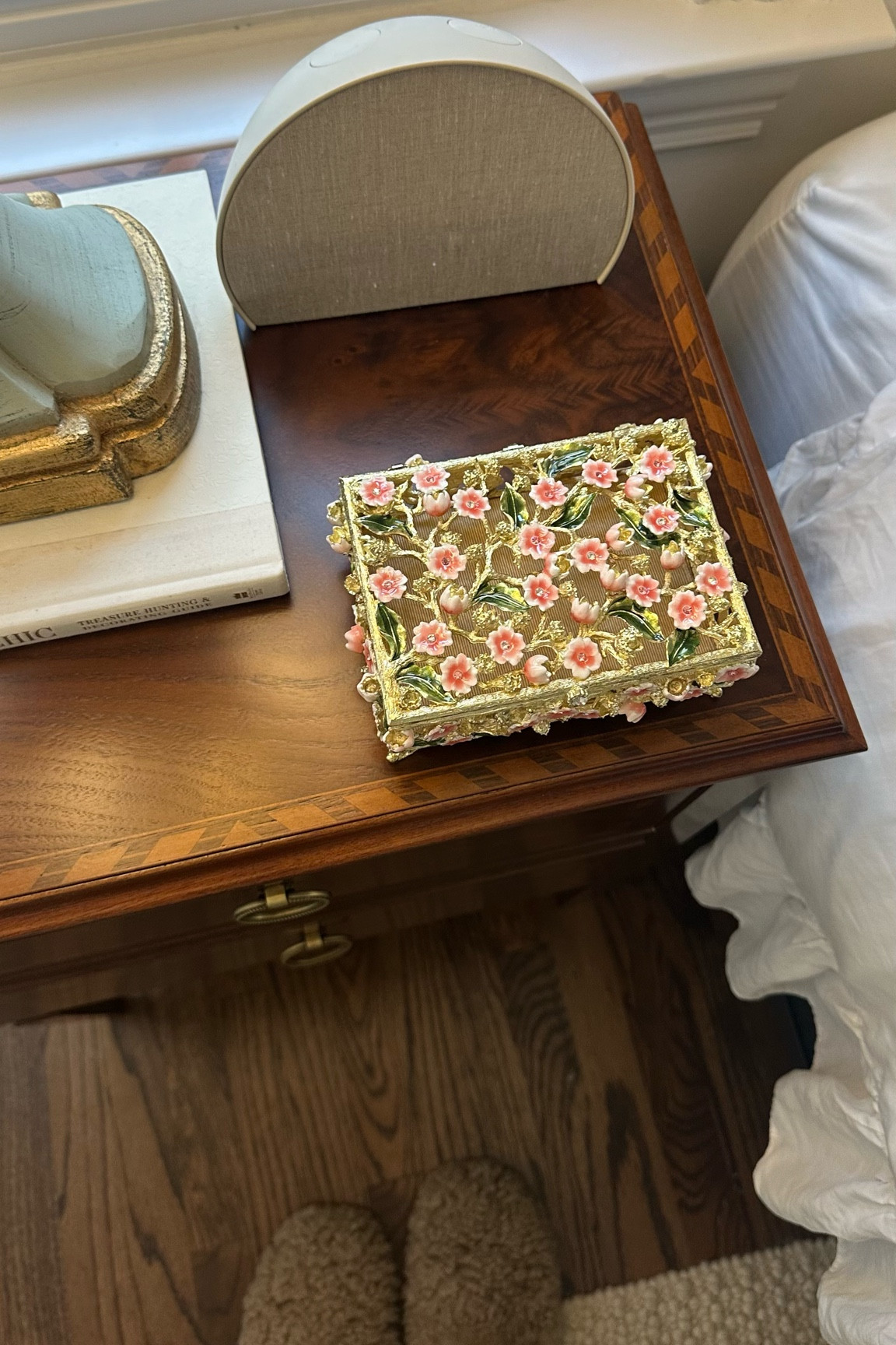 I got this beautiful jewelry box for Christmas and I love how it gives our bedroom a pop of color! Very sweet & delicate💕🌸