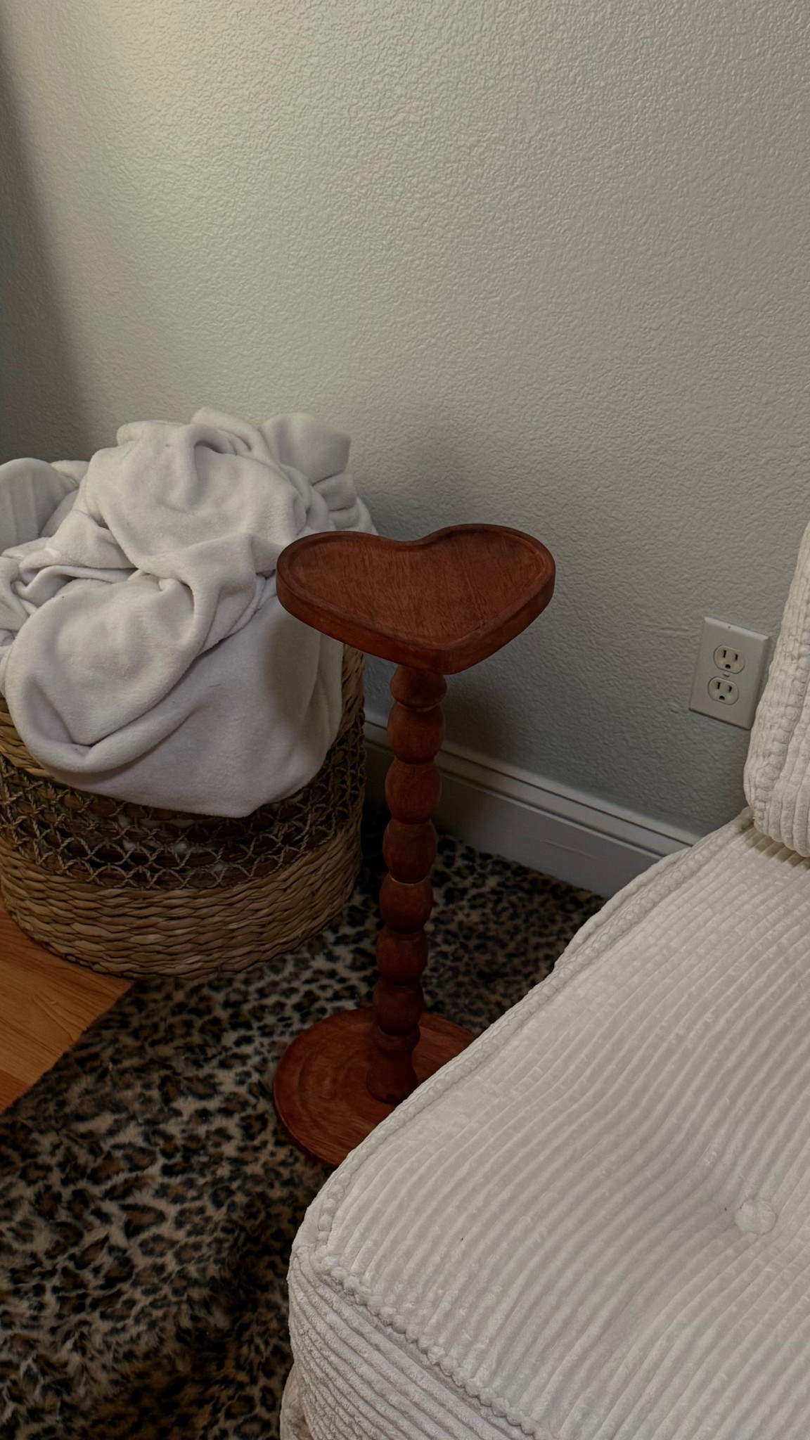 red side table

heart shaped - wooden table - office furniture - girl apartment  

#LTKSeasonal #LTKHome #LTKFindsUnder50