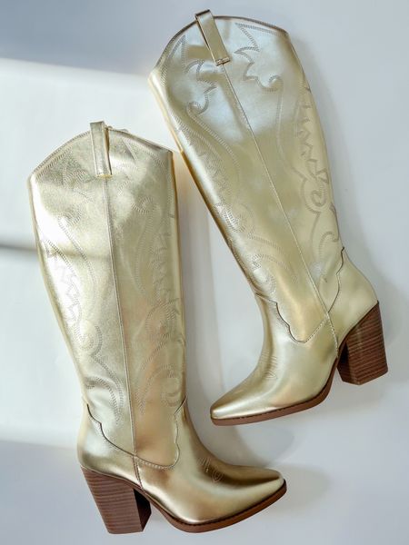 Gold cowboy boots
Gold boots
Metallic boots


#LTKSaleAlert #LTKFindsUnder100 #LTKShoeCrush