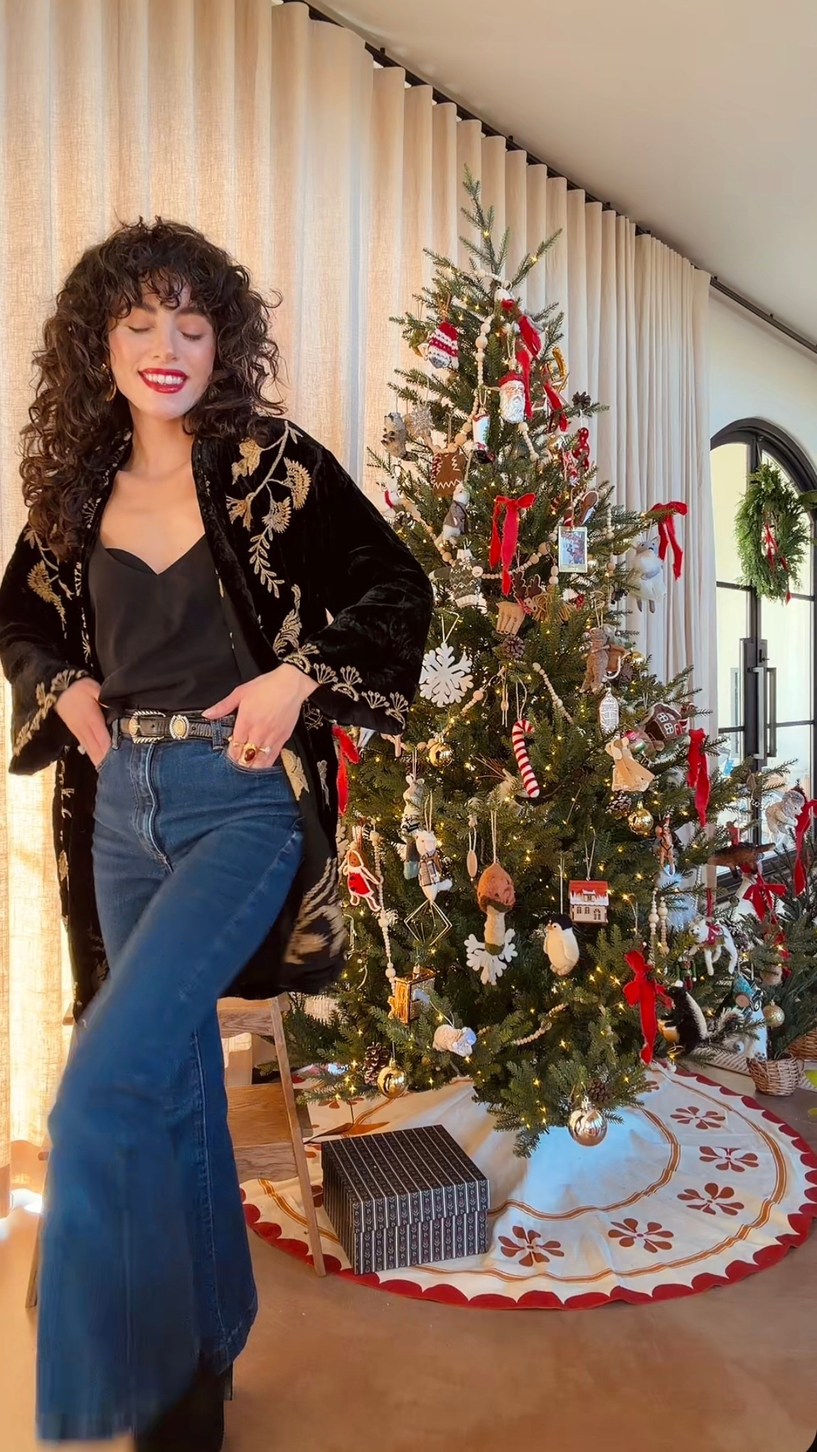 Casual holiday outfit. Obsessed with this velvet and gold kimono jacket. It’s so fun! I’m wearing an XXS  

#LTKSeasonal