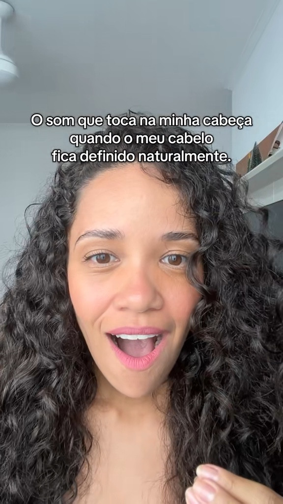 Muito satisfatório ver o cabelo assim até porque antigamente nem existia escovas para definição o cabelo cacheado já é cacheado naturalmente mas tem uma diferença muito grande o natural o que já teve química demora muito  mais para se realinhar.
#transiçãocapilar #bigchop #transicaocapilar #creatorsearchinsights #viralvideo 