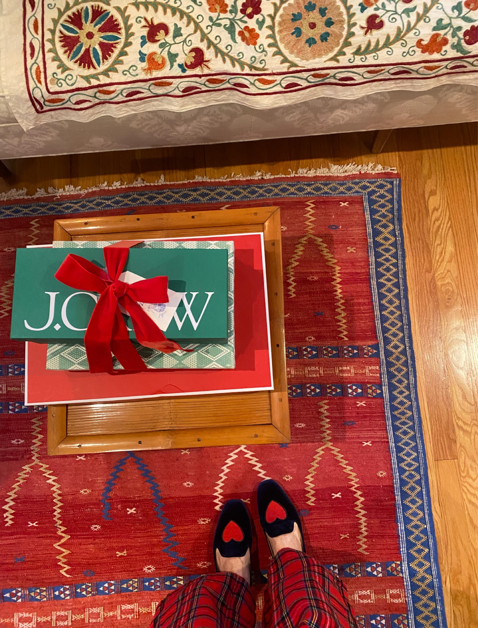 Checked the list twice — and @jcrew handled the rest. 🎁 Cozy scarves, classic cashmere sweaters, and a little tartan treat for me! 😉 Gifts are wrapped and ready and now mom is hibernating. ❤️ #ad #injcrew 