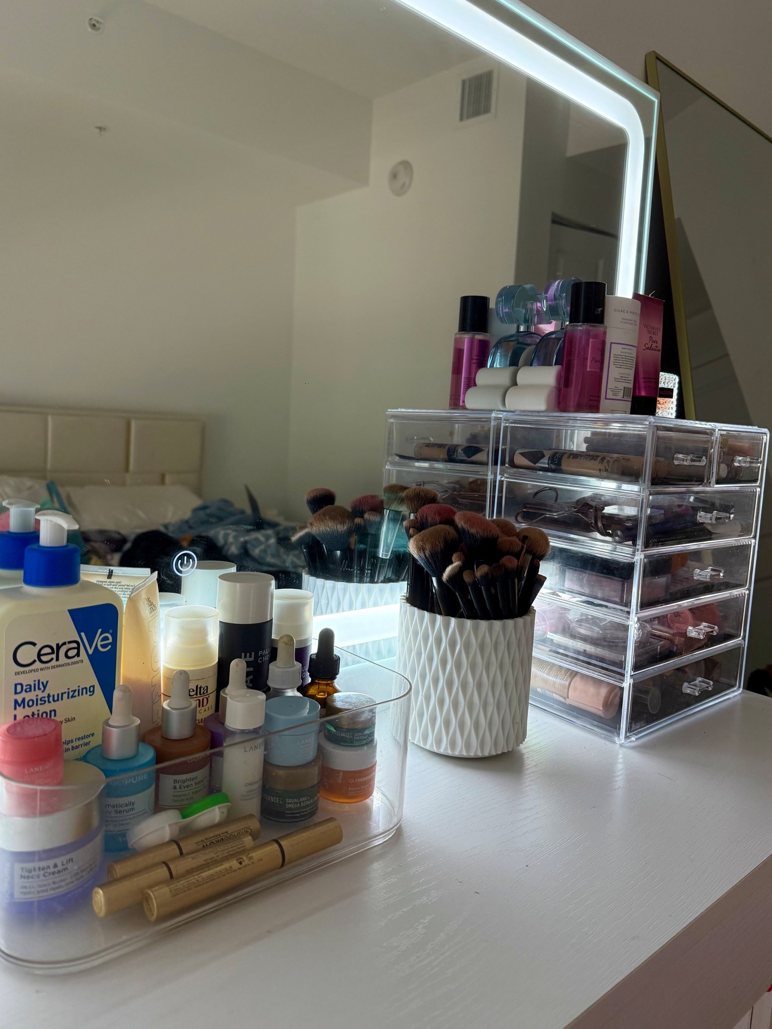 Vanity must haves!! Organizers for makeup/brushes/skincare. Vanity is also currently on sale 🤩