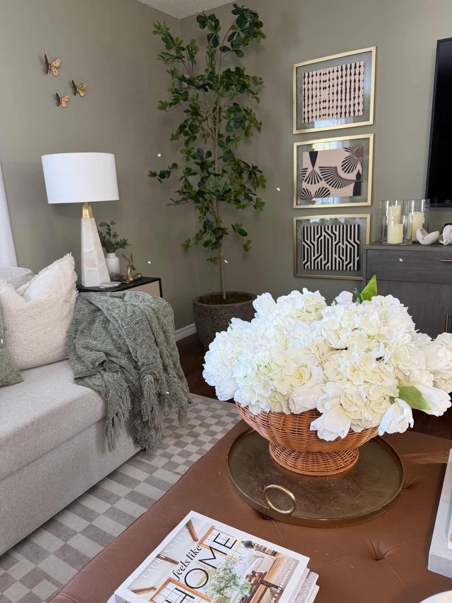 Winter decor 🌿 



#LTKwinter #LTKhome #LTKsale