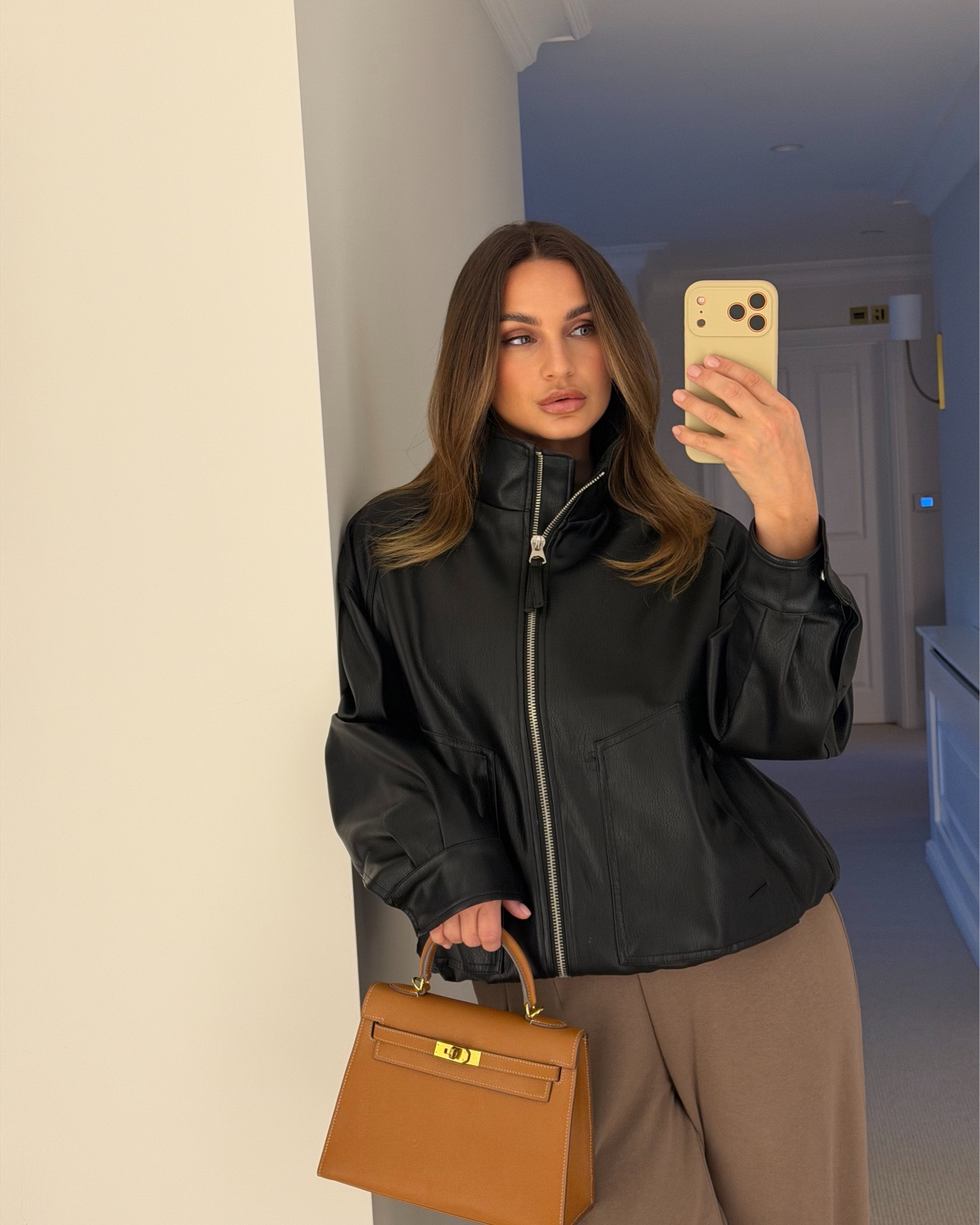 Morning ladies ☕️ Here’s last night’s look… honestly the comfiest set ever! I dressed it up with heels and my current favourite leather jacket. Happy Saturday ✨