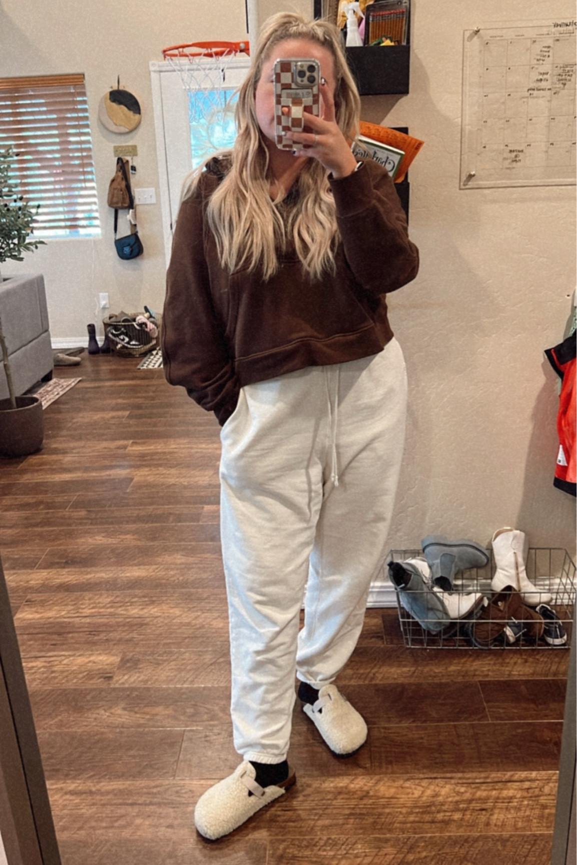 Winter cozy look

Elwood sweatpants, lululemon scuba, sherpa clogs

#LTKfindsunder50 #LTKmidsize #LTKSeasonal