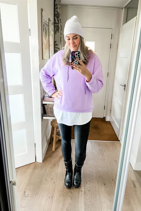 Ootd - Sunday

Walking my stepdad’s dog in a lavender hoodie, longline t-shirt, Spanx faux leather leggings, lilac hat and outdoor boots (ANWB).



#LTKfitness #LTKeurope #LTKover40