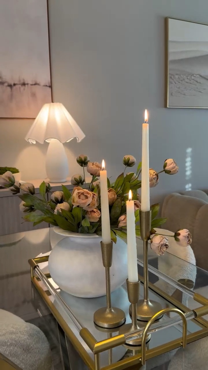 Estas flores es todo lo que necesitas ..🤩🥰
Un centro de mesa no tiene que ser complicado para verse hermoso 🤍
Con una bandeja, un búcaro, flores y unas velitas puedes crear un arreglo sencillo que le da ese toque tan elegante y acogedor a tu hogar.
Déjame saber en los comentarios , solo comenta Decor y con gusto te envío los enlaces de todo lo que ves aquí ✨

#décor #ideas #home #homedecor #decora