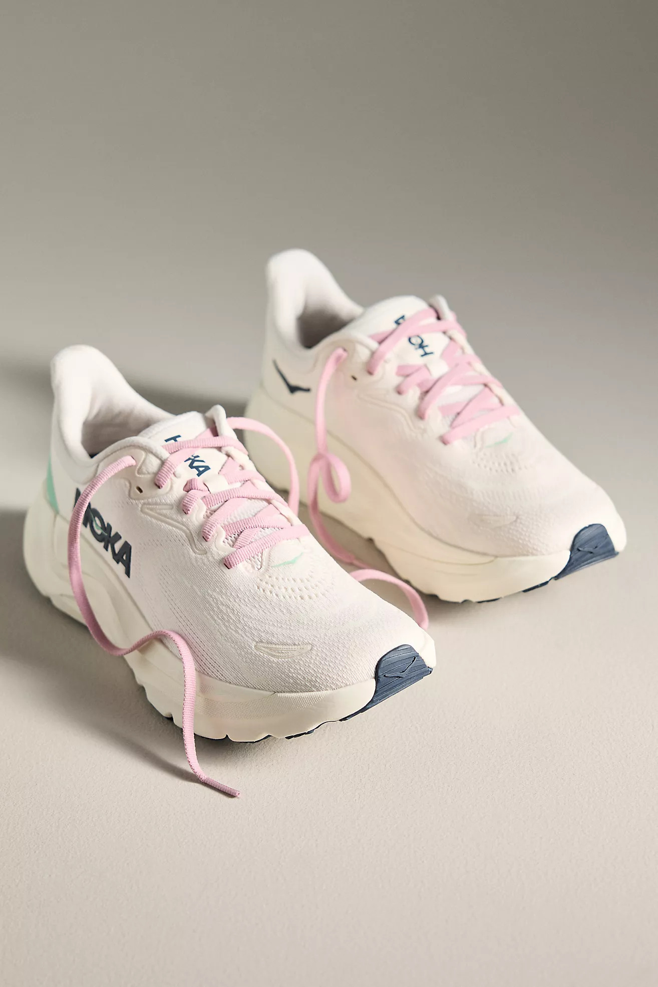 HOKA® Arahi 8 Sneakers | Anthropologie (US)