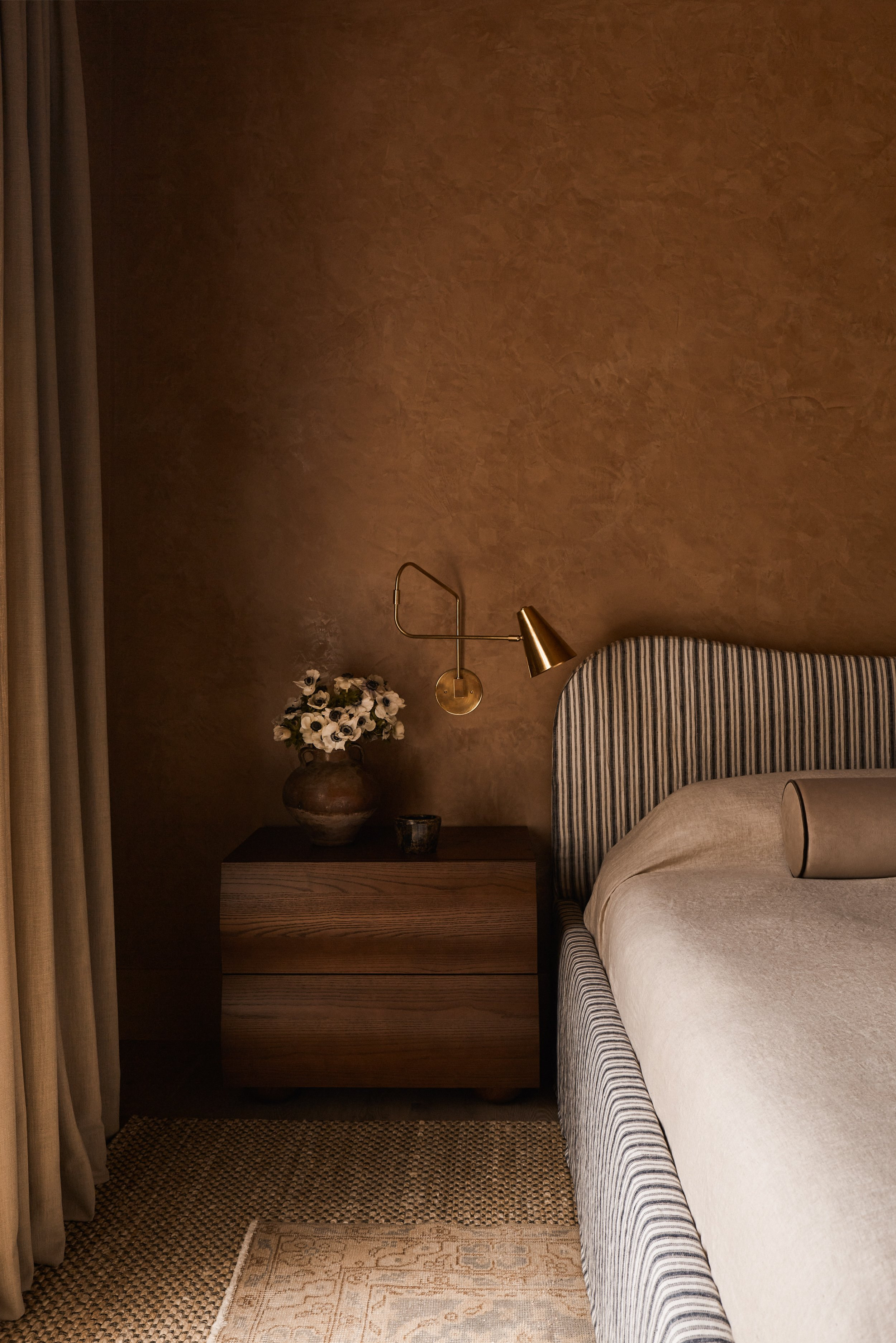 Cozy Bedroom with Earthy Tones and Textured Walls 

 #LTKcasa