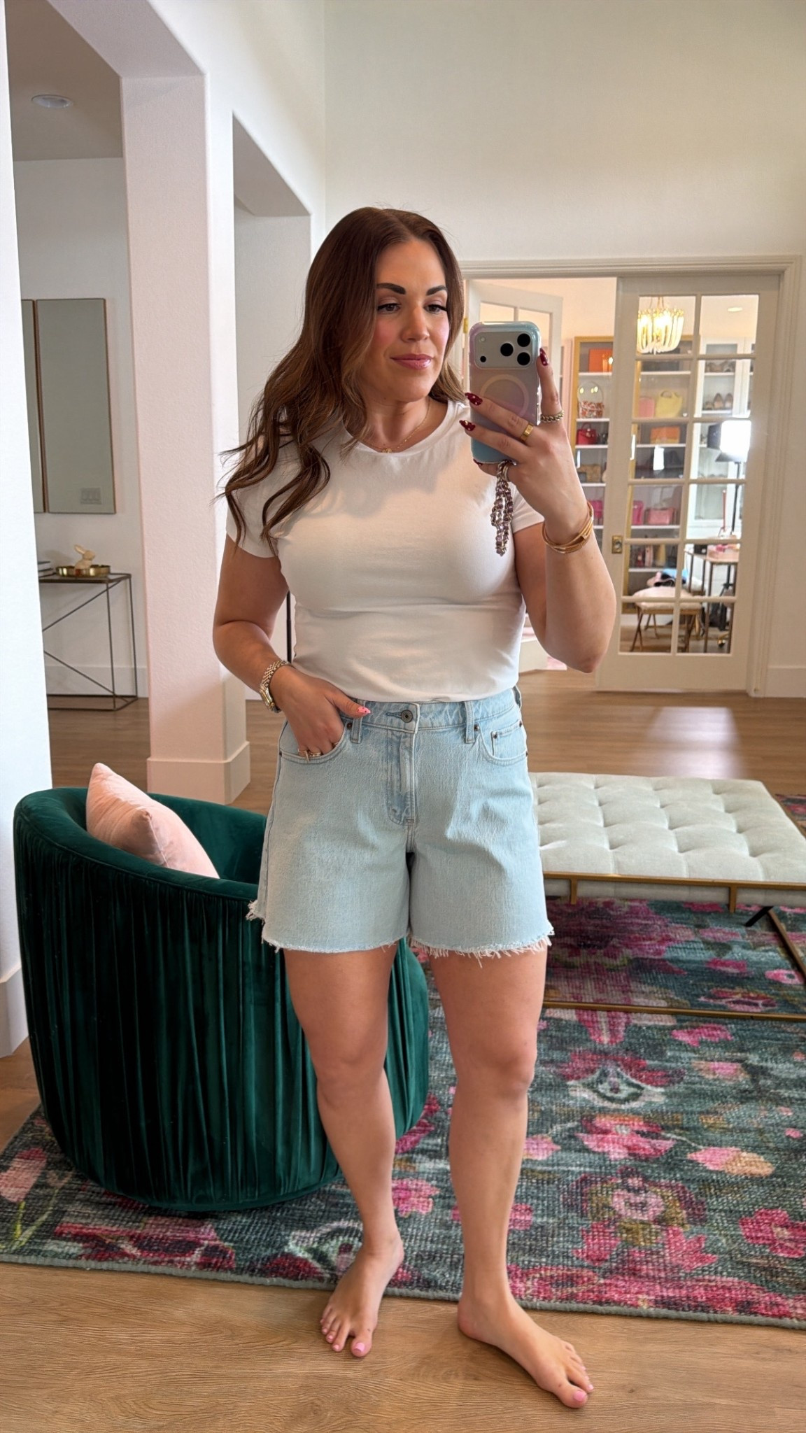 curvy midsize spring denim short look! wearing size 30 in shorts and large in white tee 

20% off in the AF app with code AF20

#LTKSeasonal #LTKMidsize #LTKSaleAlert