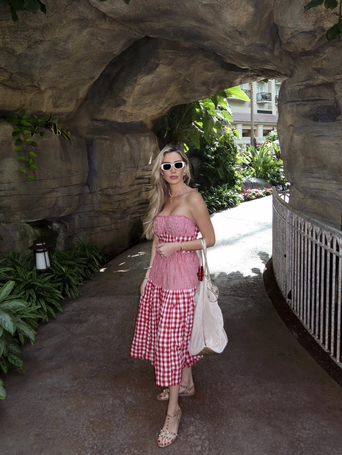 A little Easter Fun at the fabulous @gaylordpalms thank you for an incredible couple days! Also I’m totally obsessed with #sombr @sombr new album and I can’t say I’ve liked an entire album since the 2000’s!

#LTKOver40 #LTKSeasonal #LTKTravel