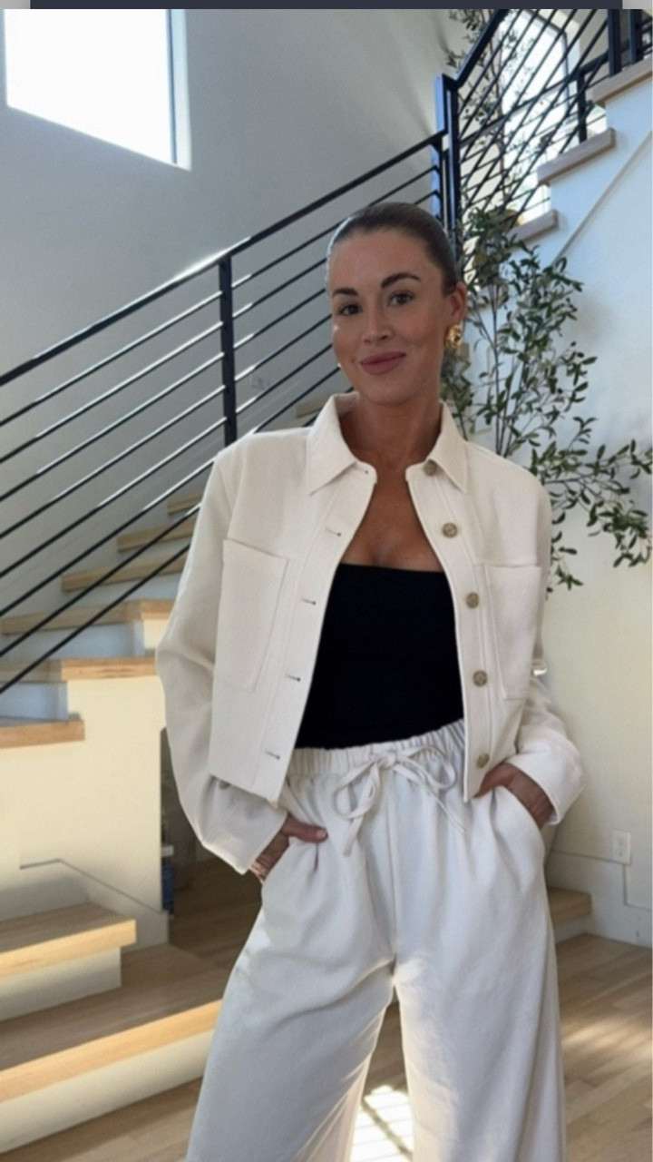 I got a size 6 in this beautiful white crepe jacket! So effortless and I love the way it pairs with the linen pants! 

Aritzia outfits
Summer outfits
Fall outfits
White outfits
Tube tops
Linen pants
White jacket

#LTKootd #LTKdayinmylife #LTKgrwm