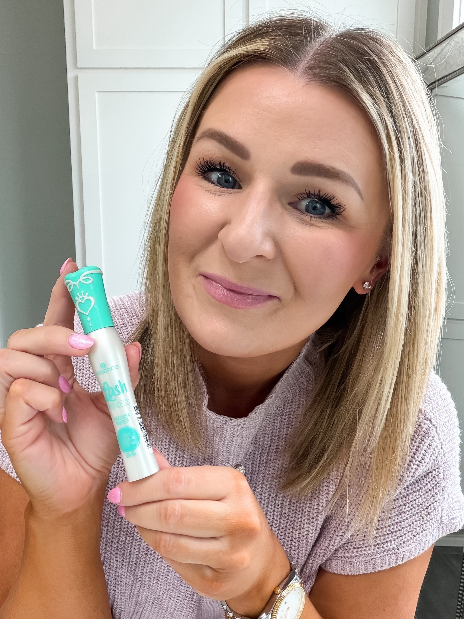 If you want longer, fuller lashes, a good primer makes all the difference.
I love using a primer because it lets me shape and lift my lashes exactly how I want before mascara.
Pro tip: let the primer dry for a few seconds before going in with mascara.
It helps build length and volume, and I actually end up using less mascara for this final look.

#LTKOver40 #LTKBeauty #LTKgrwm